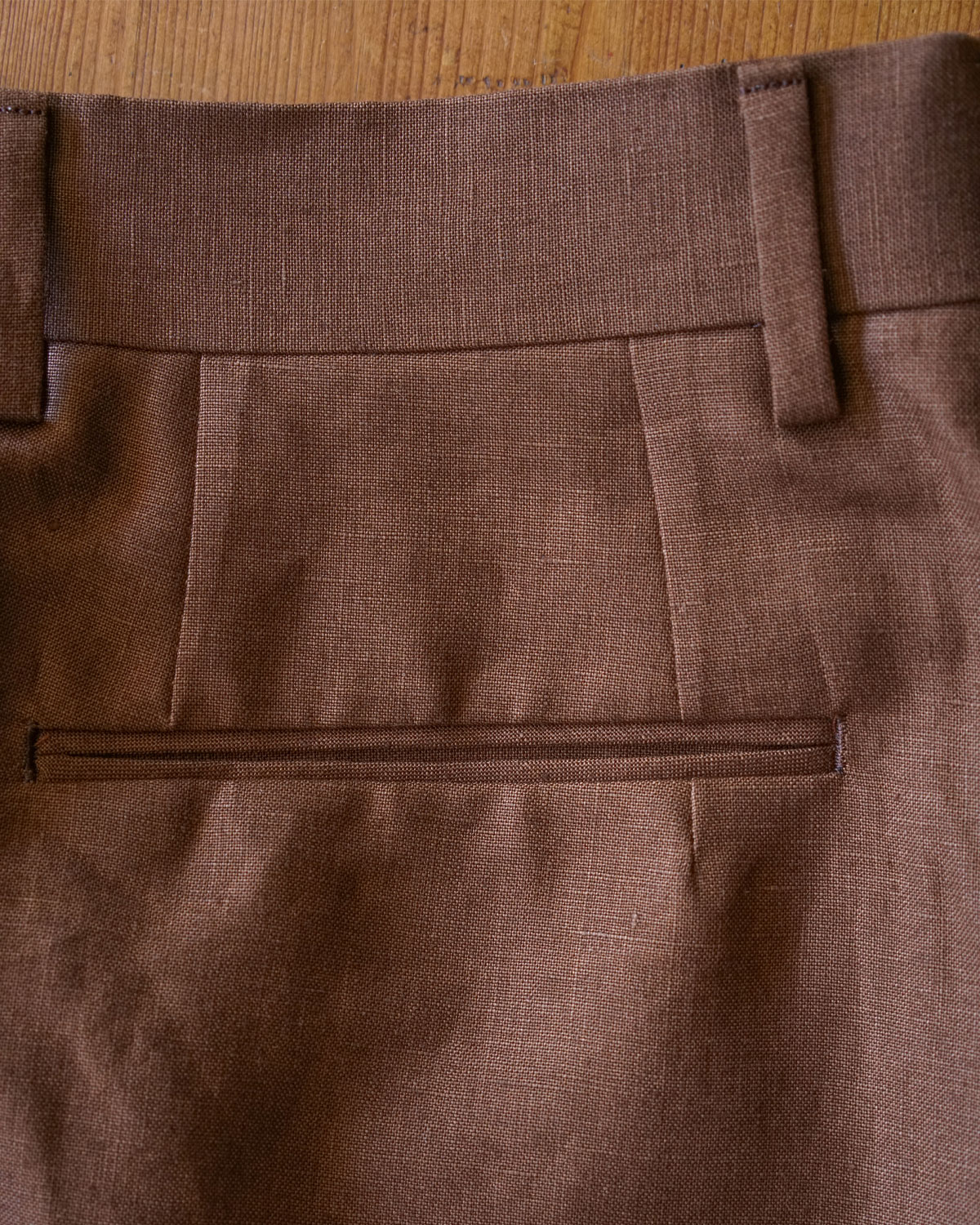 Brown（ヒップポケットは両玉縁仕上げで王道のドレストラウザーズ）