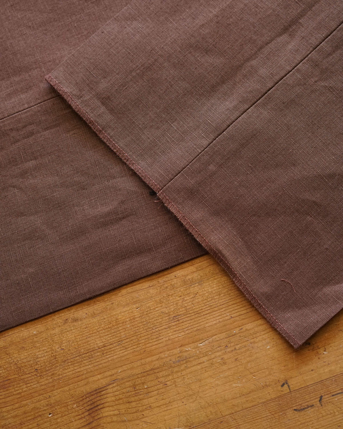 Brown（裾は丈詰め前提のフラシ仕上げ）