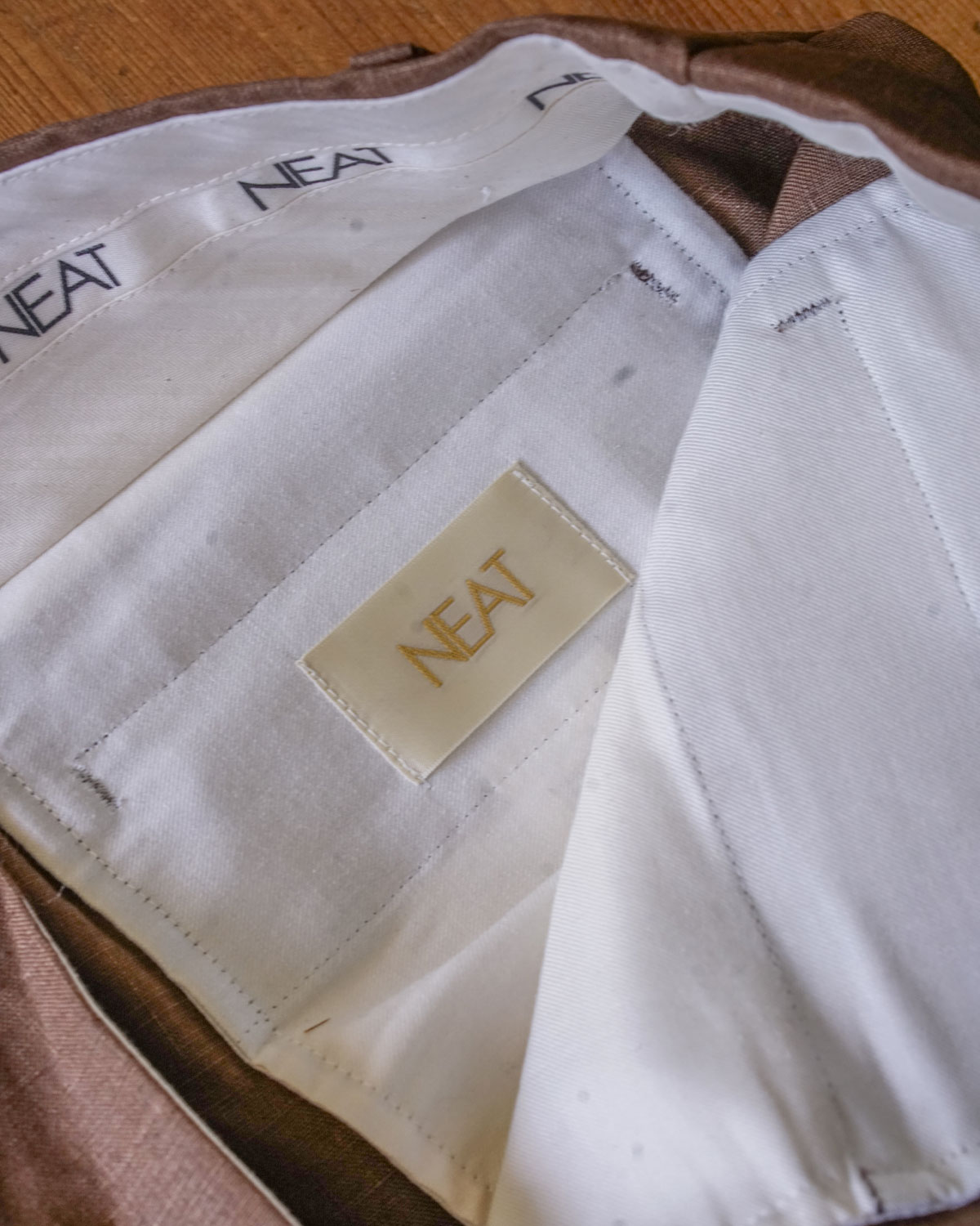 Brown（スレキにブランドロゴが控えめにつきます）