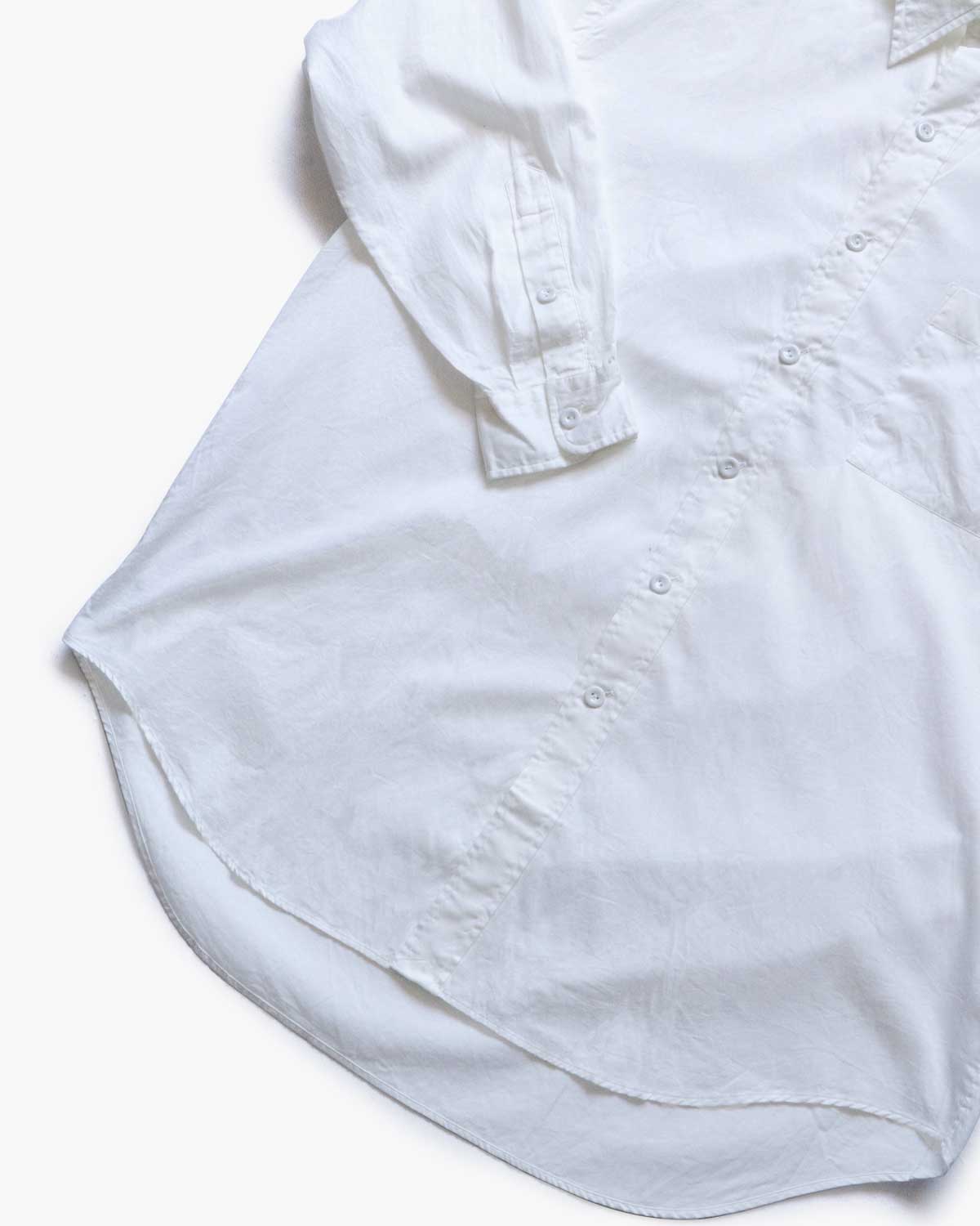 WHITE（裾は綺麗なラウンド型でタックイン時も綺麗に収まります）