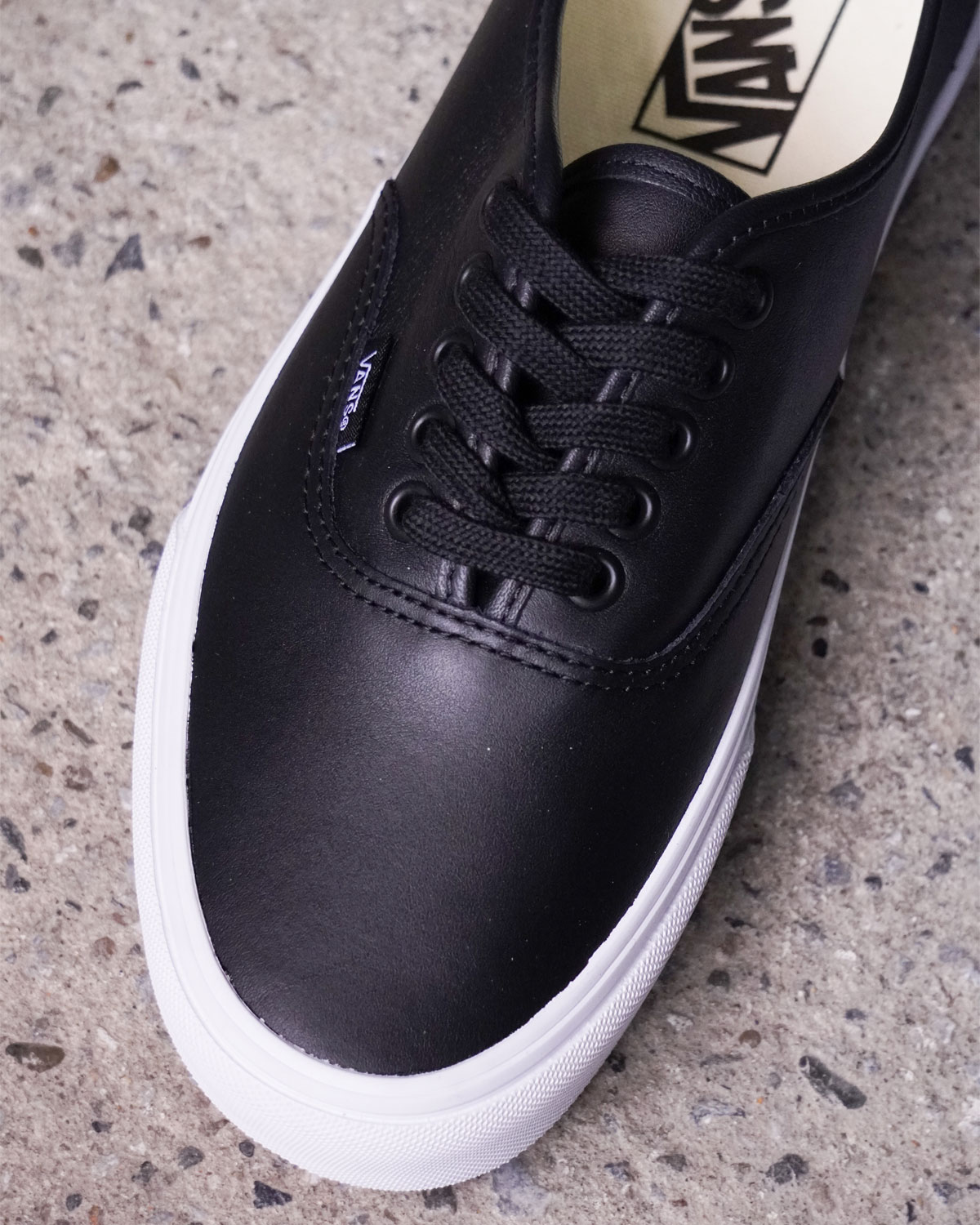 “Authentic” LEATHER - BLACK / TRUE WHITE（存在感のあるレザーのアッパー）