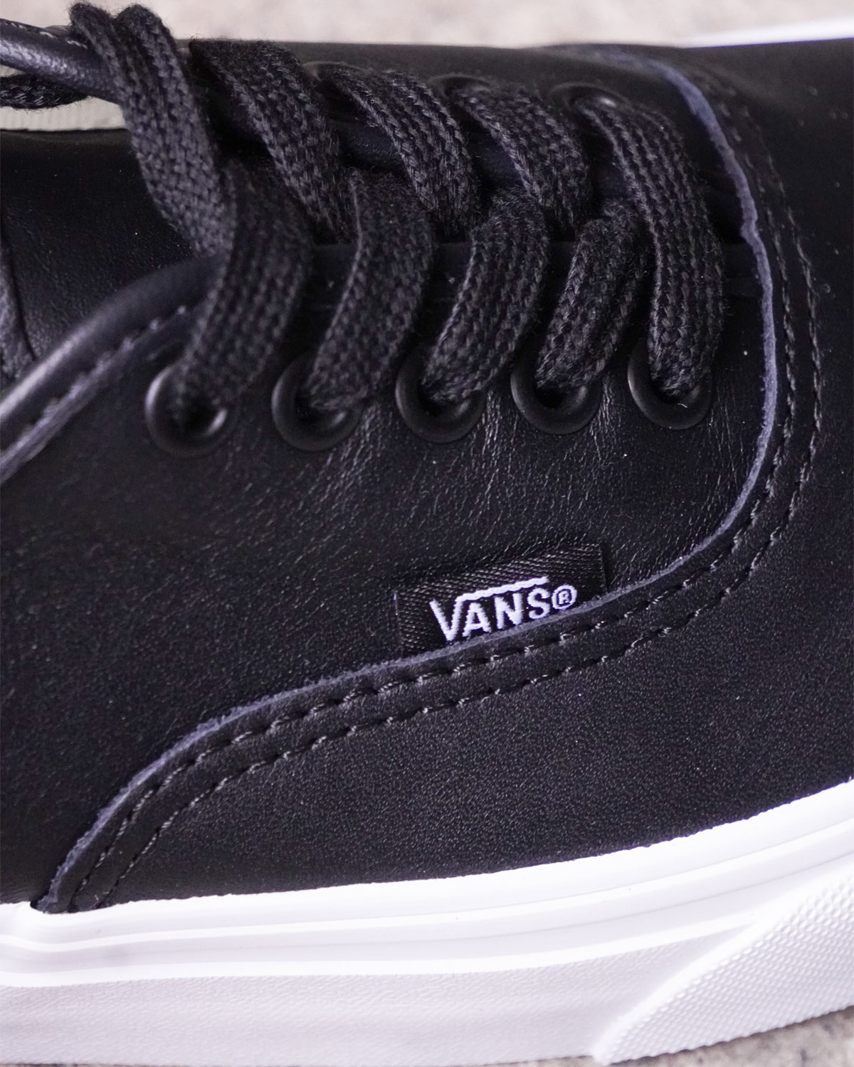 “Authentic” LEATHER - BLACK / TRUE WHITE（ピスネーム）