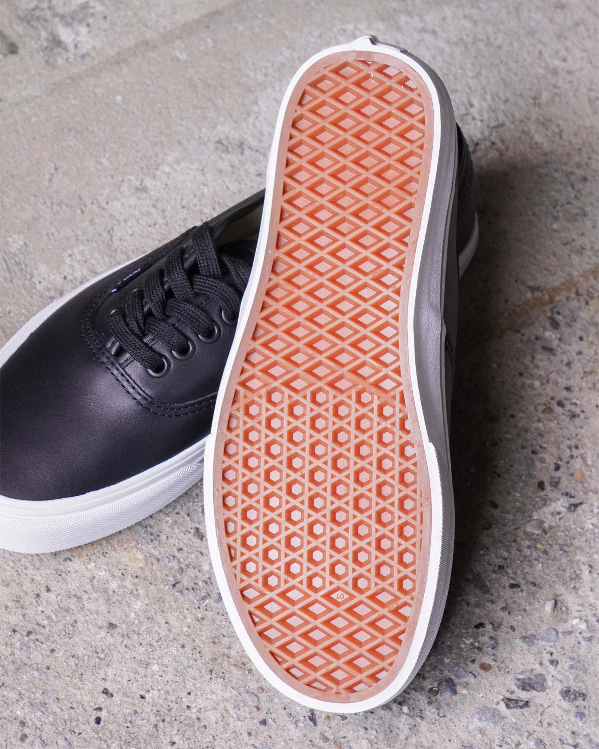 “Authentic” LEATHER - BLACK / TRUE WHITE（お馴染みのワッフルソール）