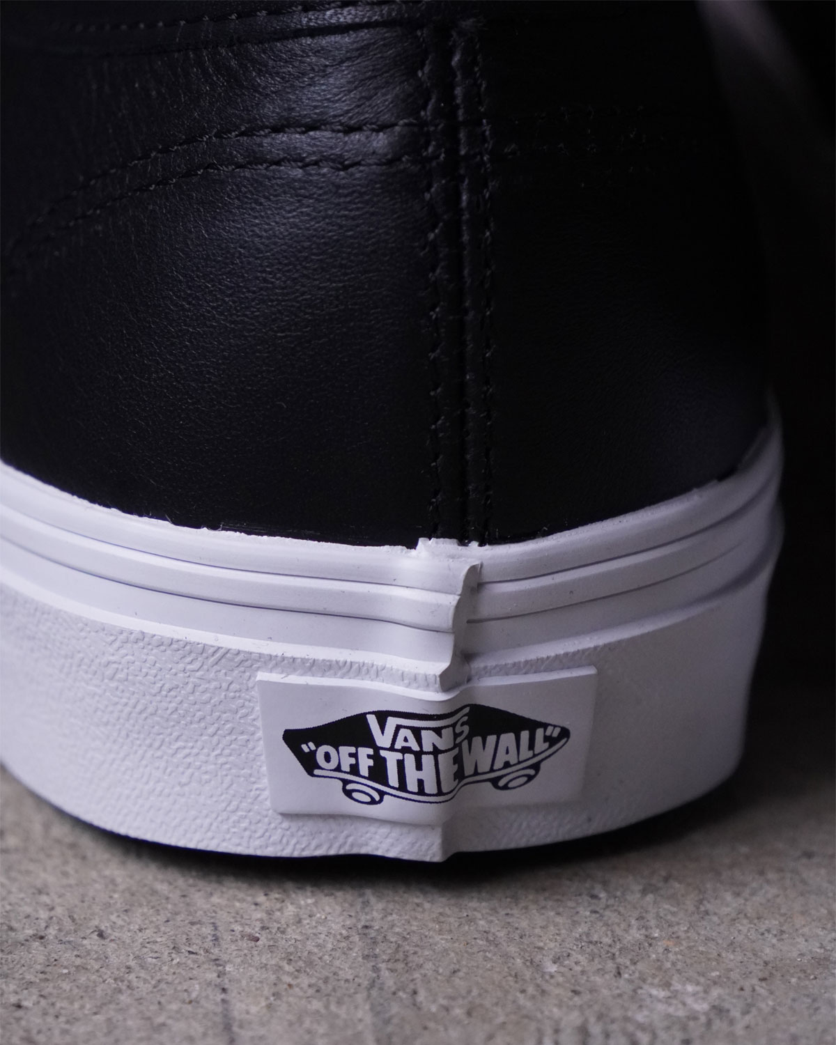 “Authentic” LEATHER - BLACK / TRUE WHITE（ヒールパッチもブラックで統一感があります）