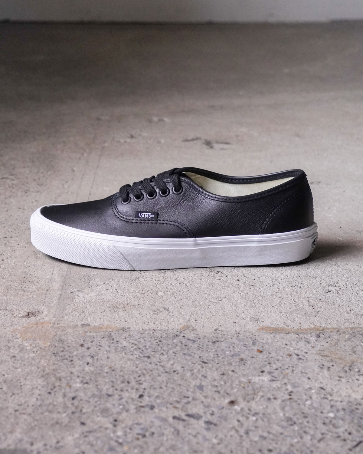 “Authentic” LEATHER - BLACK / TRUE WHITE（サイドアングル）