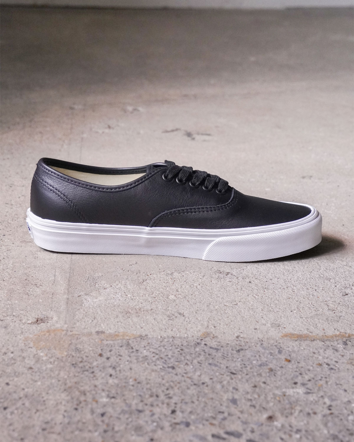 “Authentic” LEATHER - BLACK / TRUE WHITE（サイドアングル）