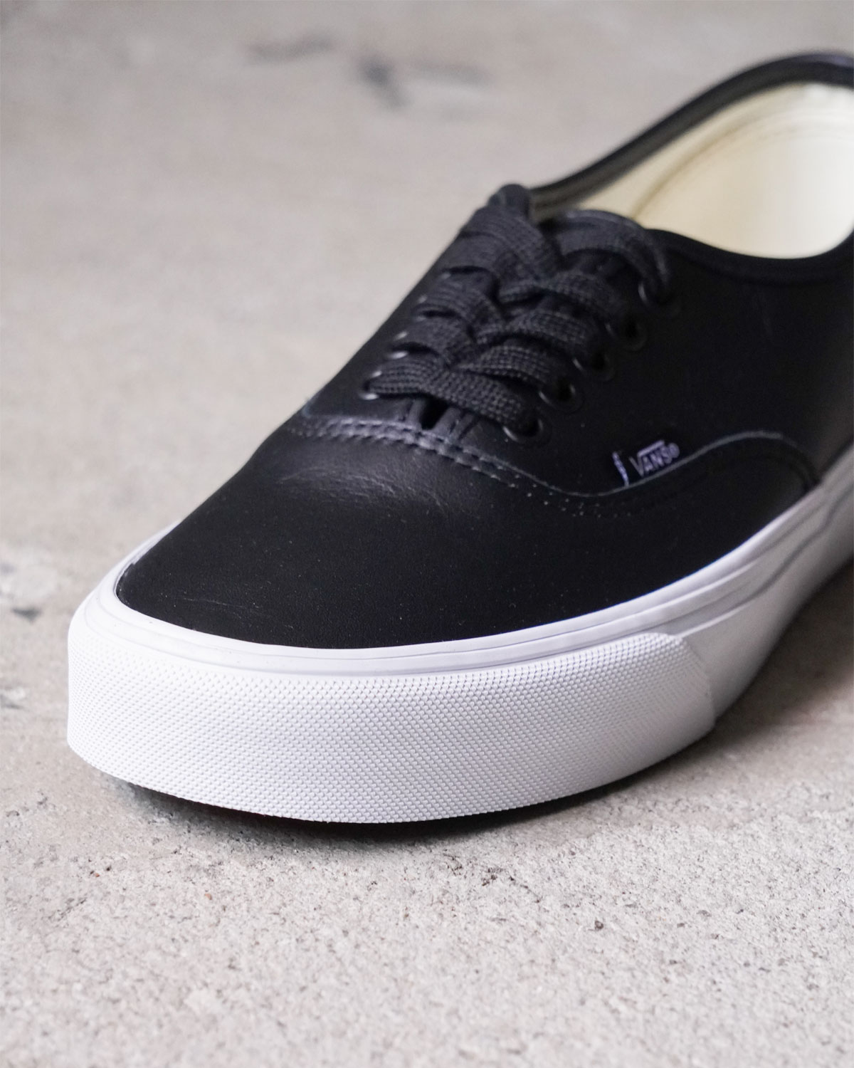 “Authentic” LEATHER - BLACK / TRUE WHITE（フォクシングテープ）