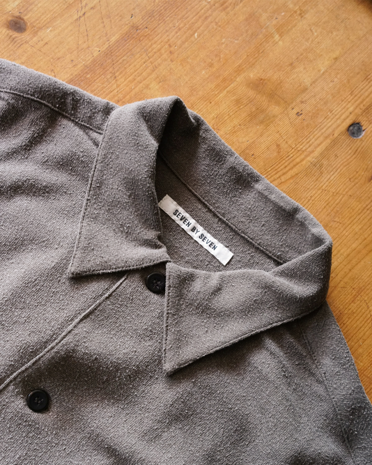 ‐Silk noil Jersey‐ Graish Brown（コンパクトでクリーンな襟）