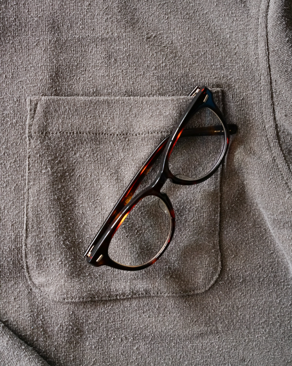 ‐Silk noil Jersey‐ Graish Brown（胸ポケットにはサングラスやメガネが入ります）