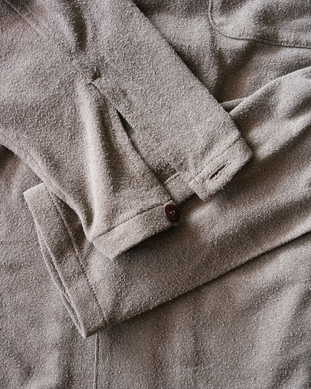 ‐Silk noil Jersey‐ Graish Brown（袖先は簡易的なカフスのディテール）