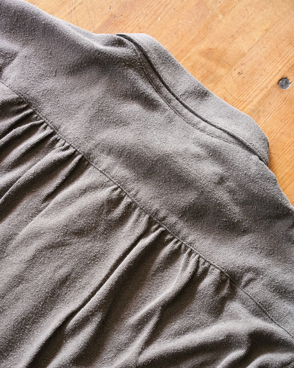 ‐Silk noil Jersey‐ Graish Brown（バックヨークにはギャザーが寄せてあり生地の揺れを楽しめます）