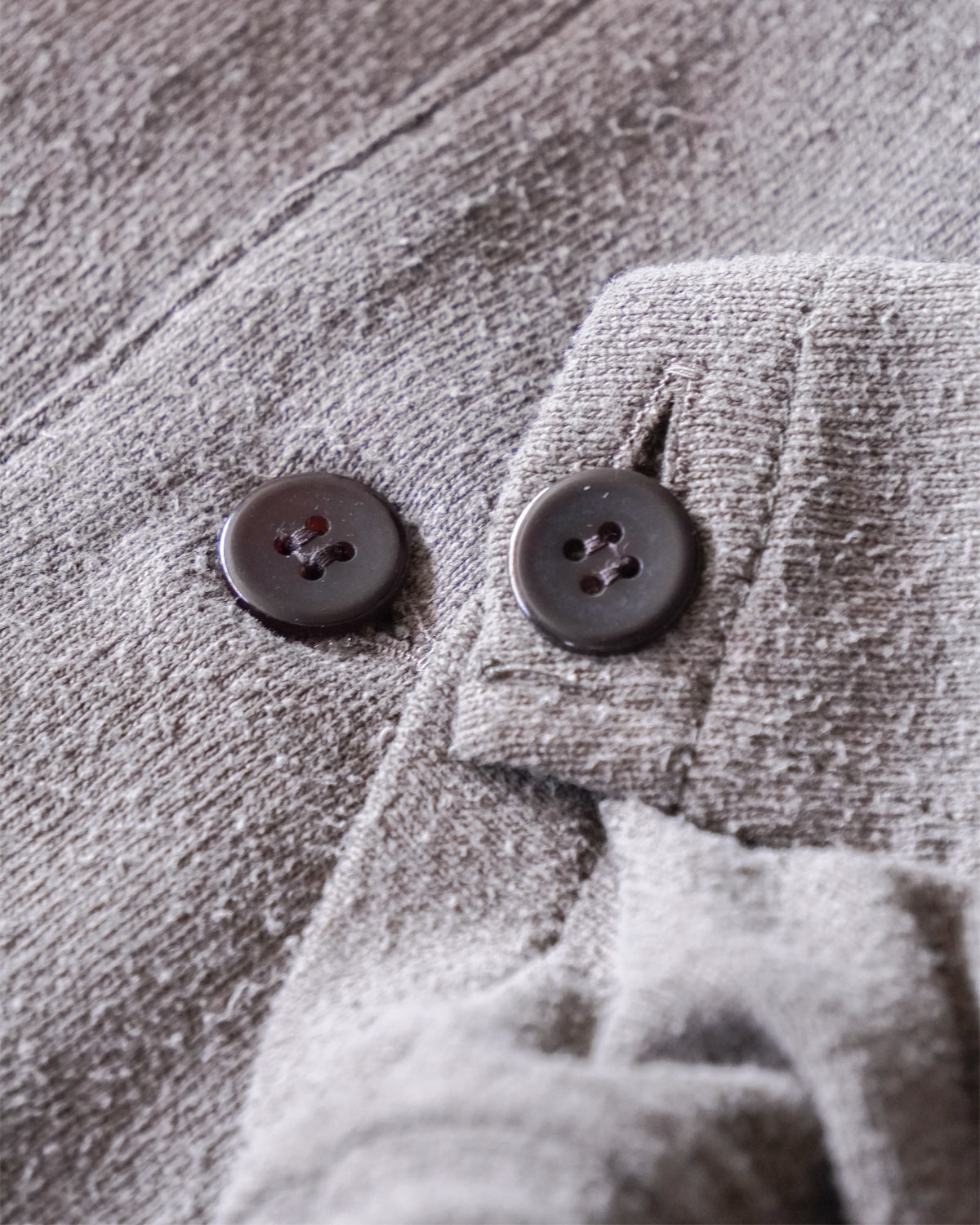 ‐Silk noil Jersey‐ Graish Brown（ボタンには贅沢に水牛ボタンを使用）