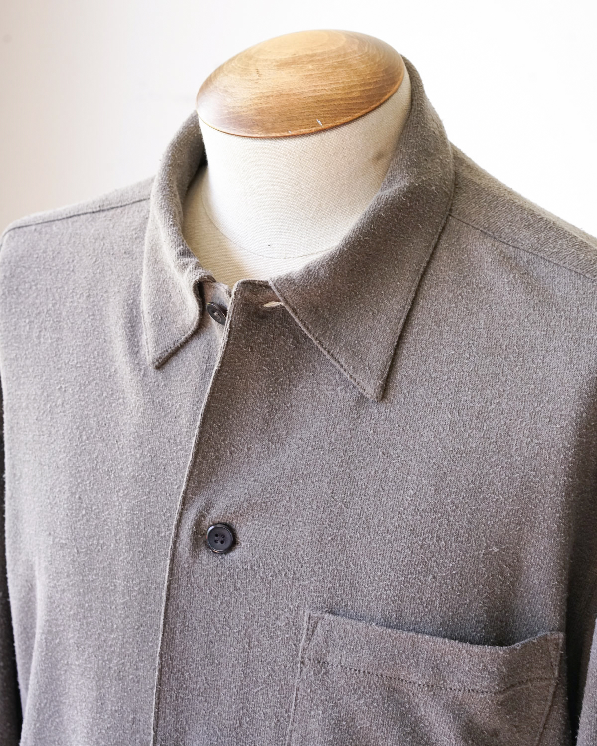 ‐Silk noil Jersey‐ Graish Brown（トップボタンを開いた襟元）