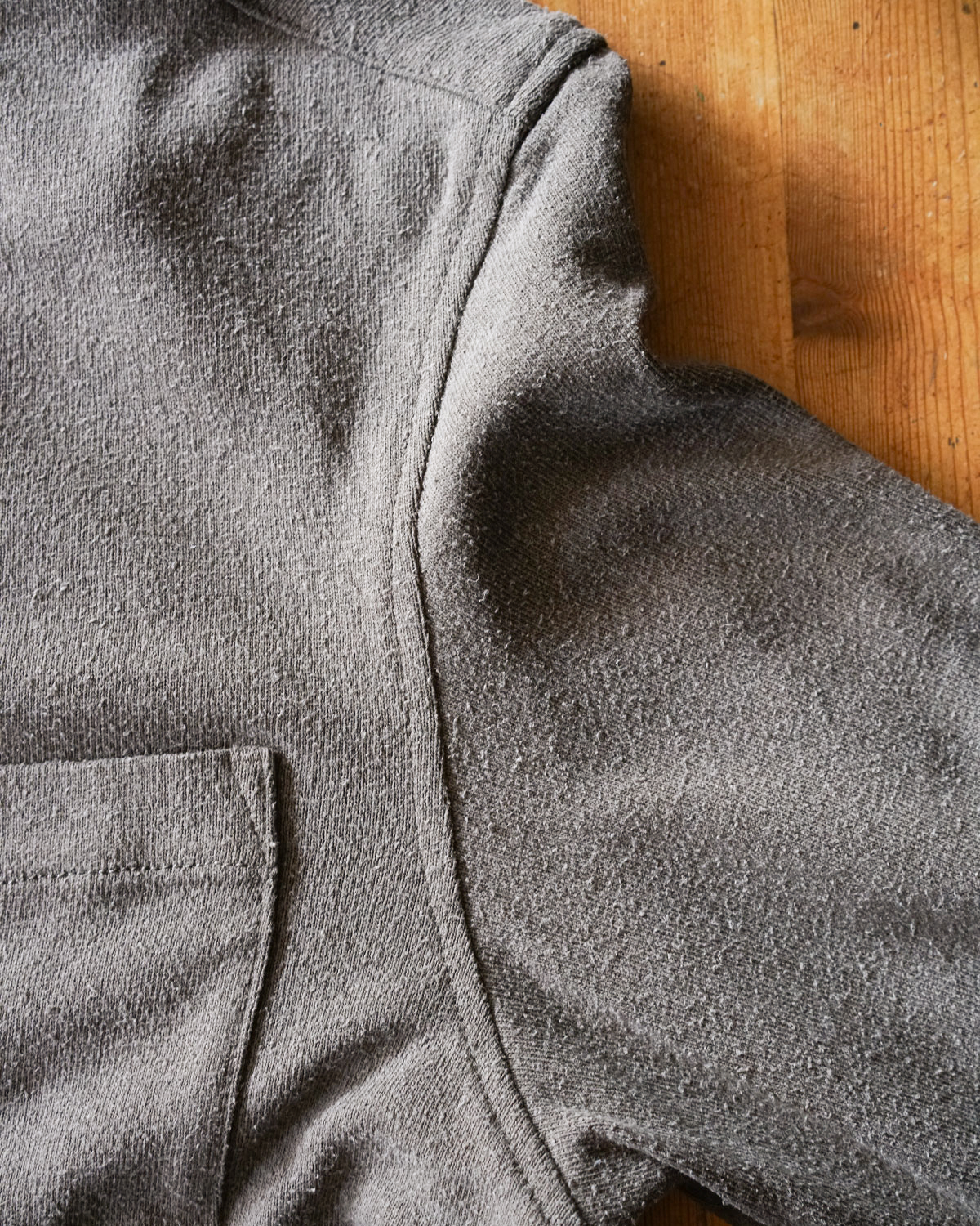 ‐Silk noil Jersey‐ Graish Brown（アームホールは広めなので快適な着心地です）