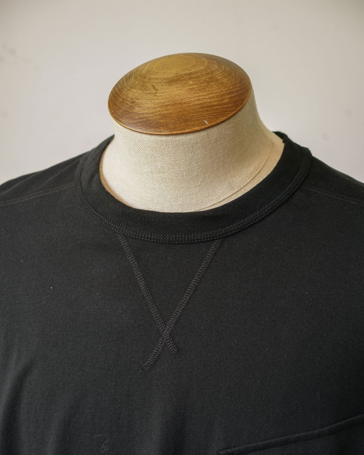 HUNTING POCKET TEE L/S - BLACK（前Vのガゼットと詰まりすぎず開きすぎないちょうど良いネック）