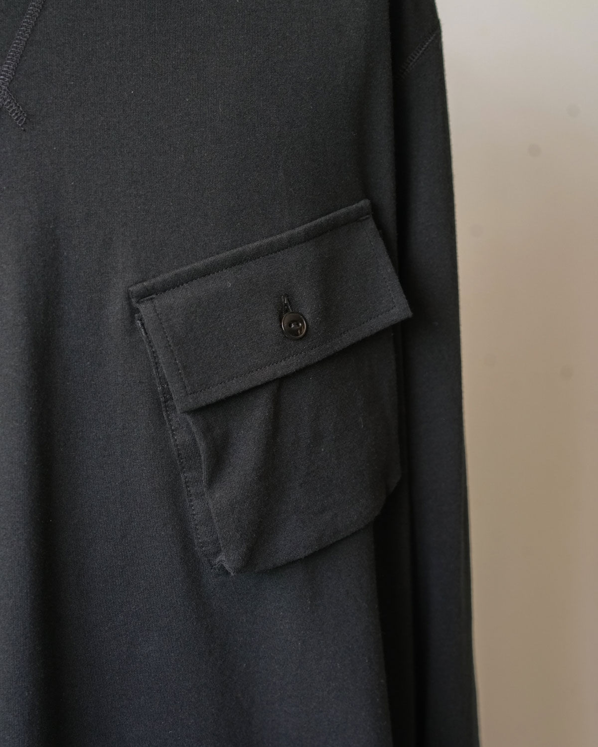 HUNTING POCKET TEE L/S - BLACK（胸ポケットにはフラップとボタンがつきます）