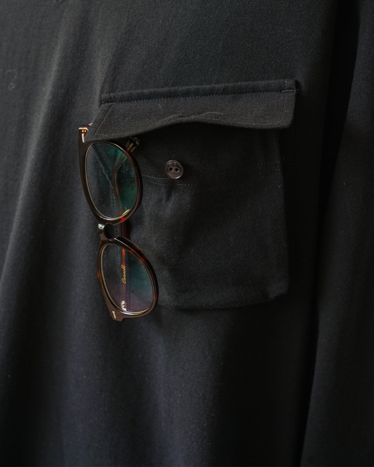 HUNTING POCKET TEE L/S - BLACK（眼鏡やサングラス、イヤフォンなどの収納もできます）
