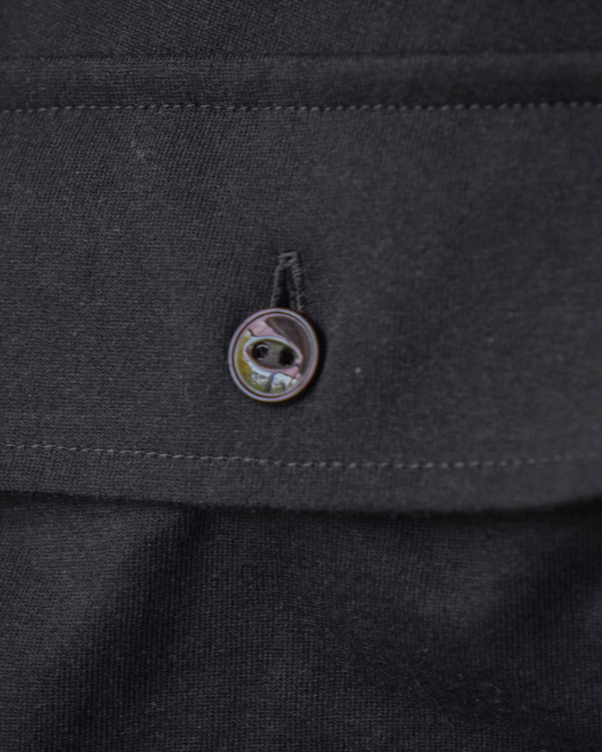 HUNTING POCKET TEE L/S - BLACK（クラシックな猫目ボタンが抜かりありません）