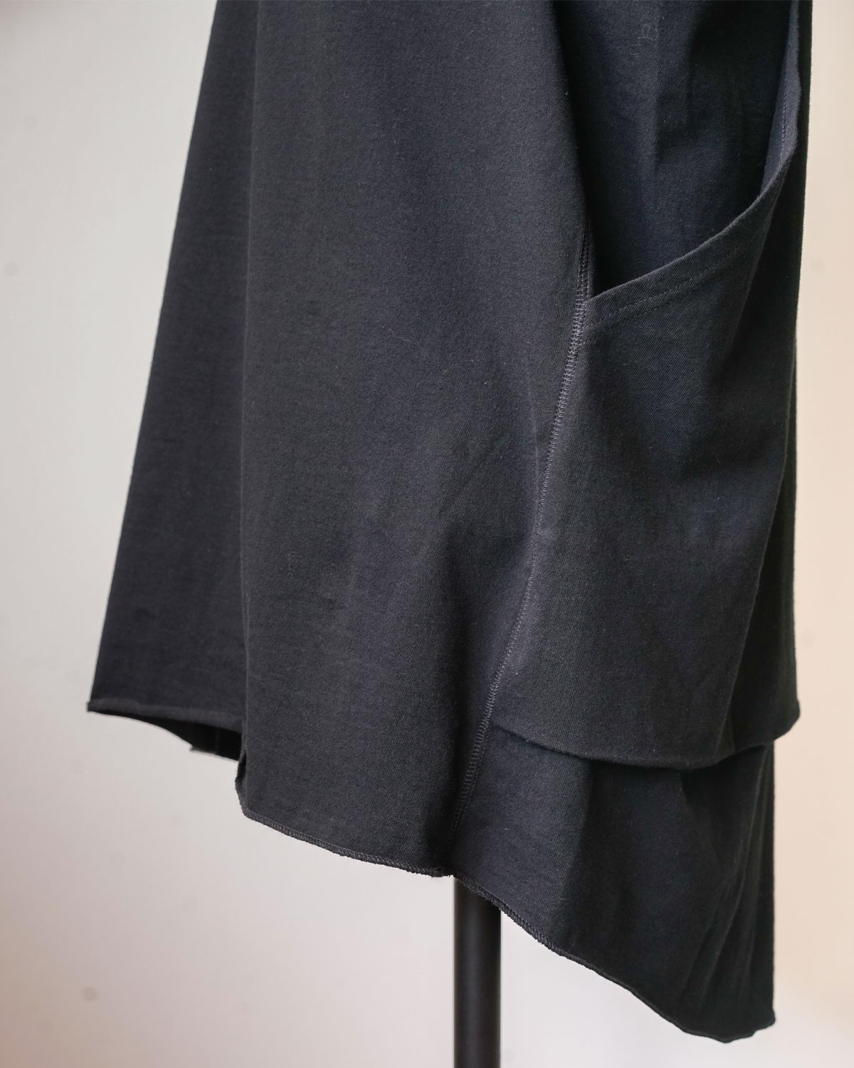 HUNTING POCKET TEE L/S - BLACK（裾は後ろ下りのフィッシュテールのようなディテール）