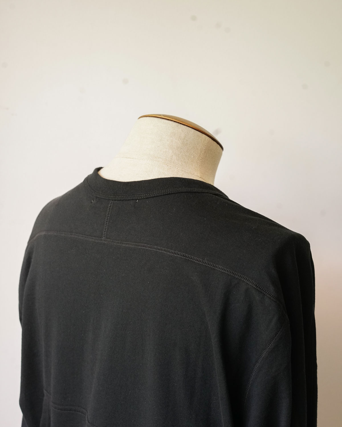 HUNTING POCKET TEE L/S - BLACK（バックアングル、肩は変形のラグランスリーブ）