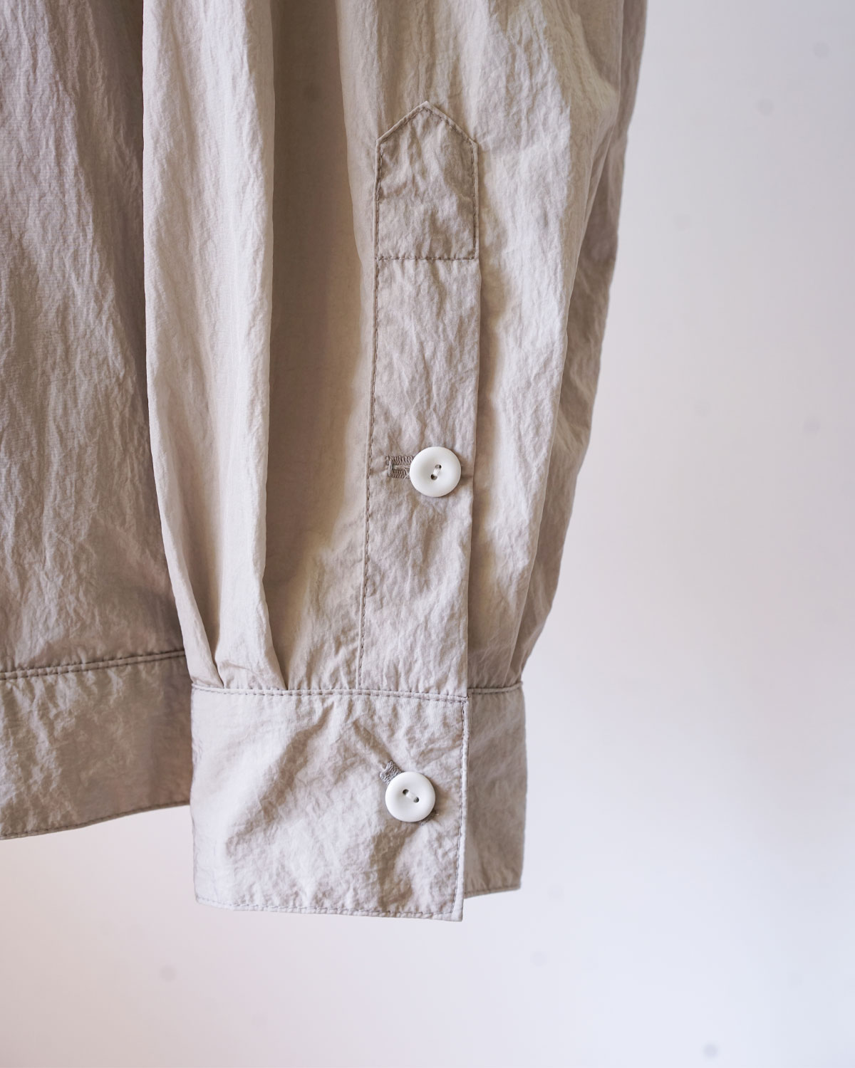 SOWBOW SHIRTS type F cardigan -SHRINKLE NYLON-GREIGE（袖はカフスの仕様でシャツらしく）