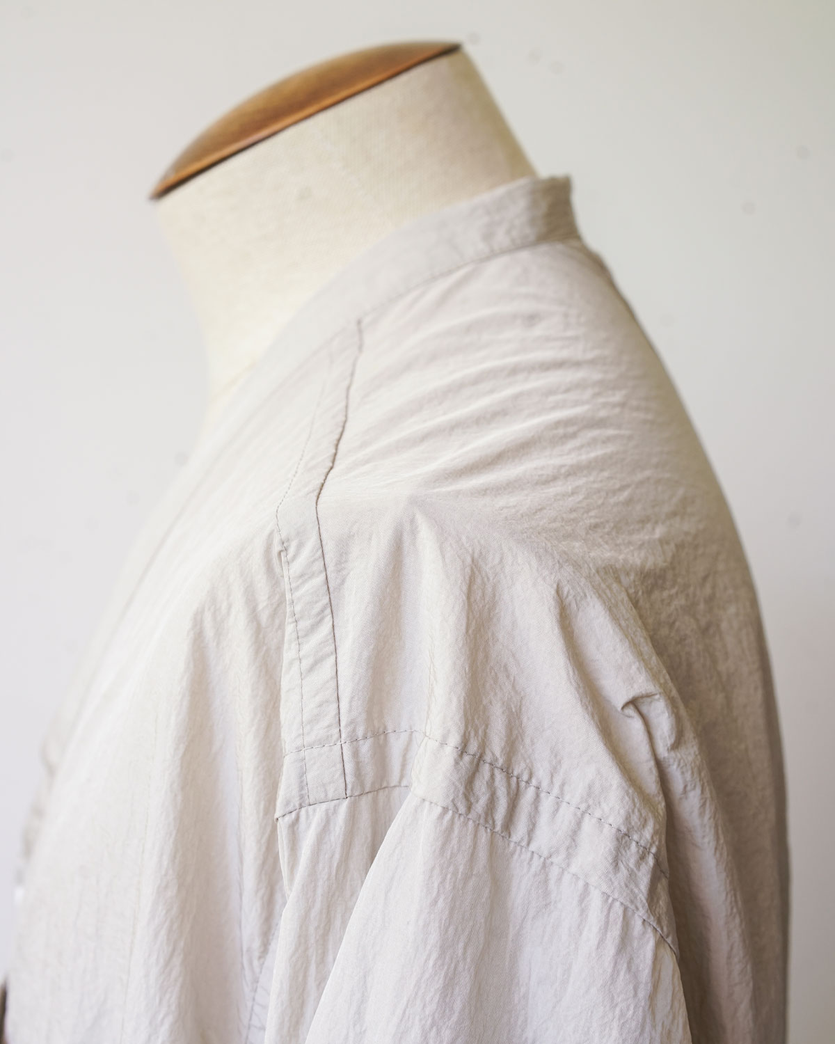 SOWBOW SHIRTS type F cardigan -SHRINKLE NYLON-GREIGE（やや落ち気味のショルダーはリラックス感があります）