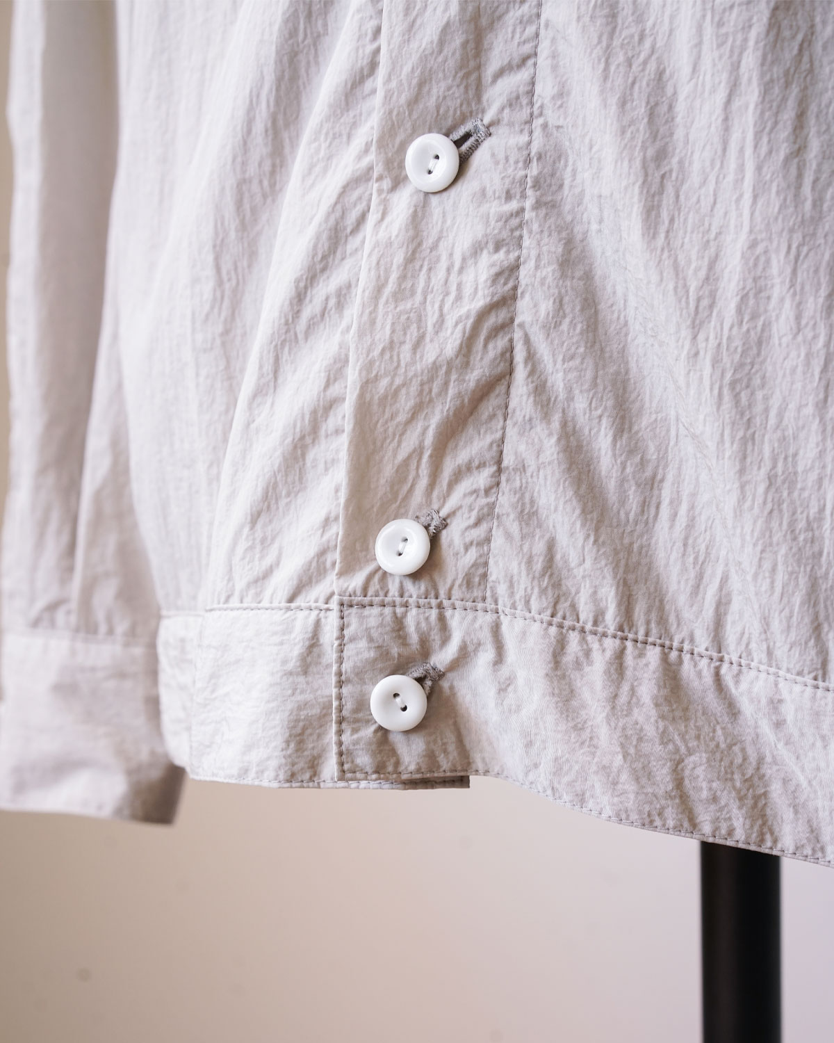 SOWBOW SHIRTS type F cardigan -SHRINKLE NYLON-GREIGE（裾にダブルのボタンがつくことでトップスらしさがあります）