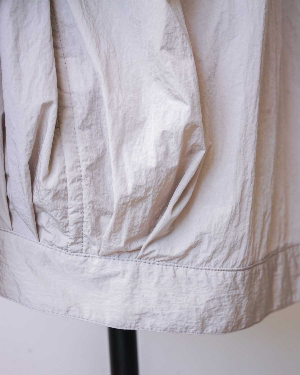 SOWBOW SHIRTS type F cardigan -SHRINKLE NYLON-GREIGE（丸みを演出するダーツ）