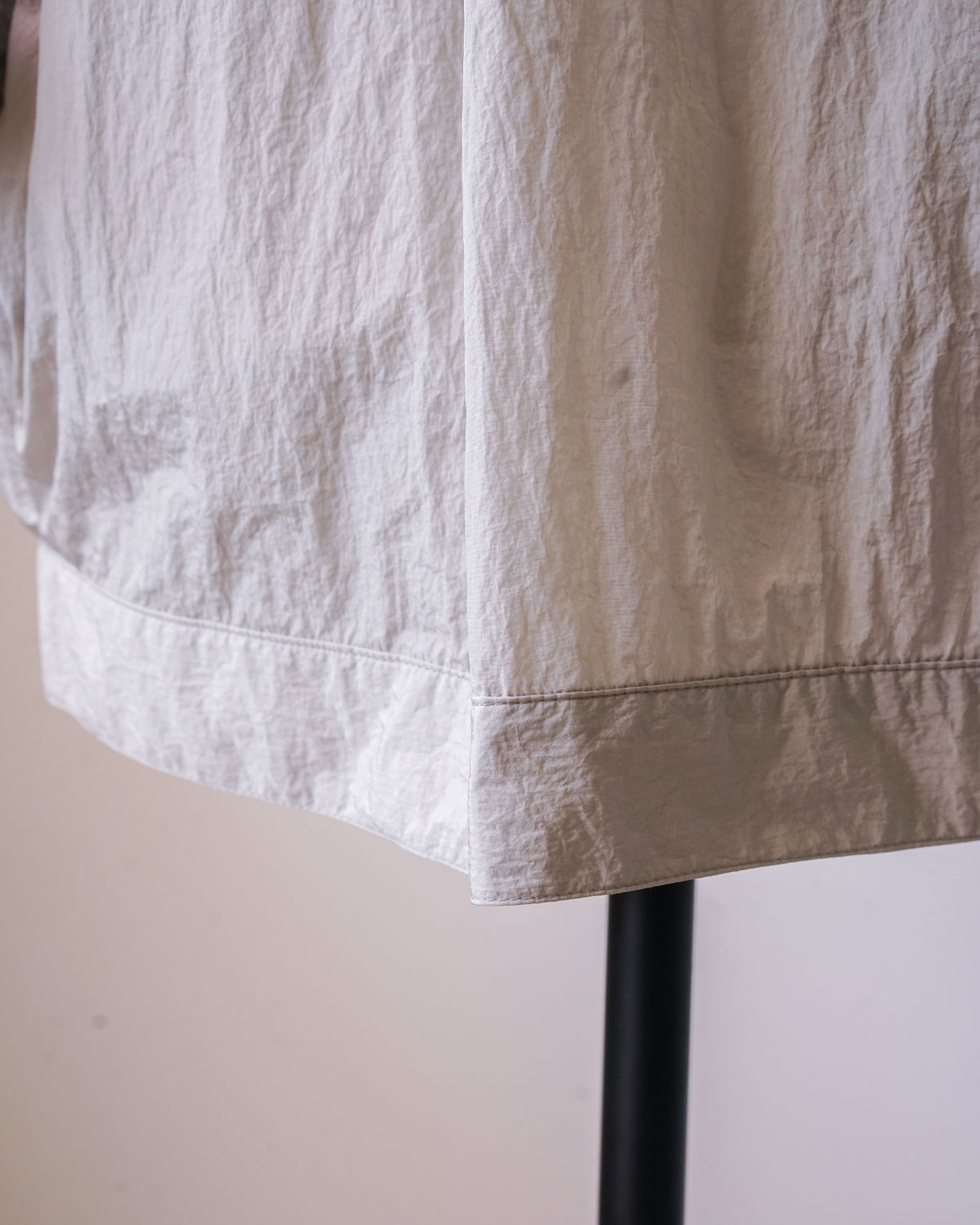 SOWBOW SHIRTS type F cardigan -SHRINKLE NYLON-GREIGE（片倒しすることで裾部分に適度な生地の動きが出ます）