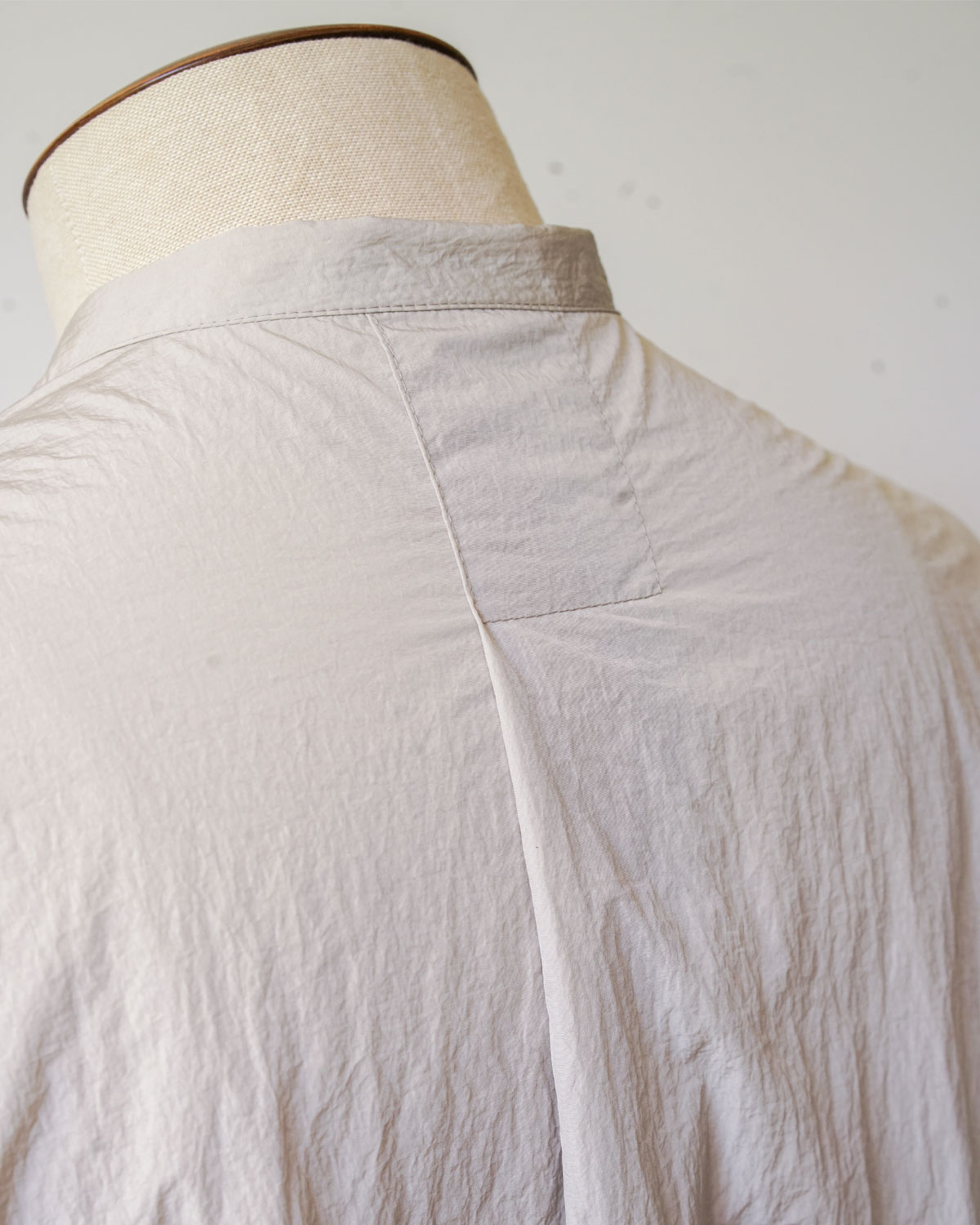 SOWBOW SHIRTS type F cardigan -SHRINKLE NYLON-GREIGE（背面には片倒しのディテール）