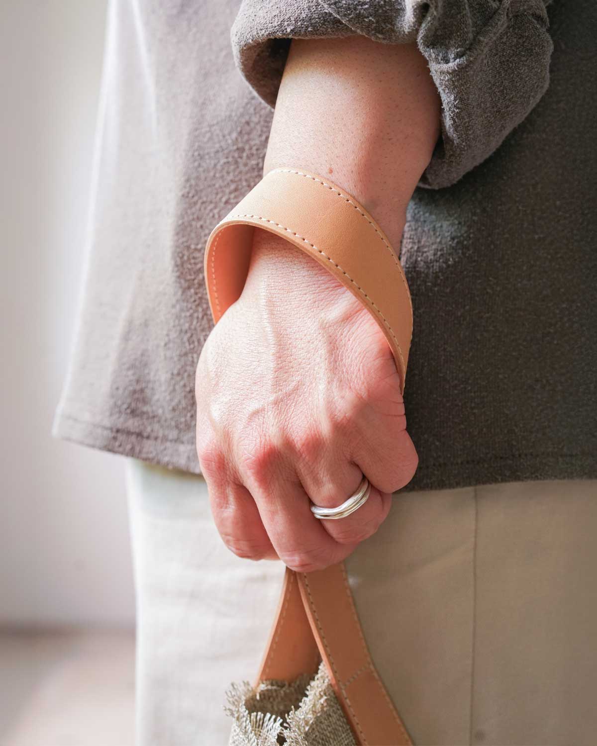 NATURAL（肩に掛けるだけでなく、手持ちもしやすいです）