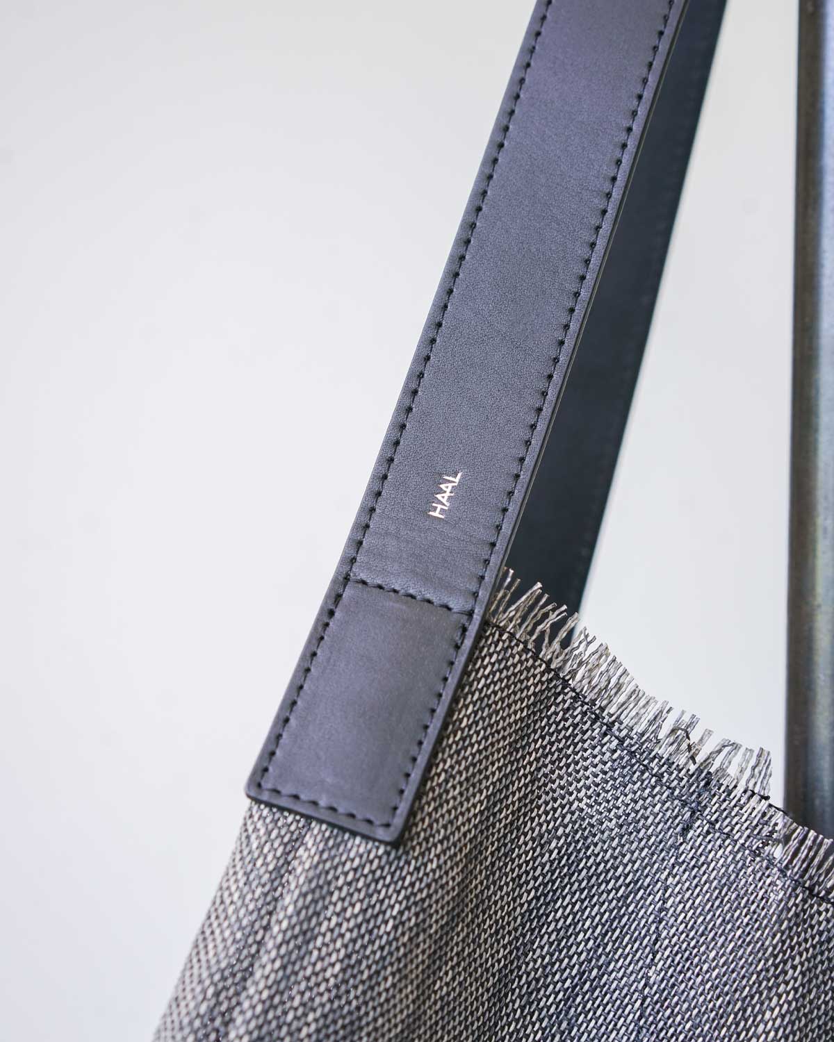 BLACK（箔押しのロゴと太めのハンドルは重さをしっかり分散してくれます）