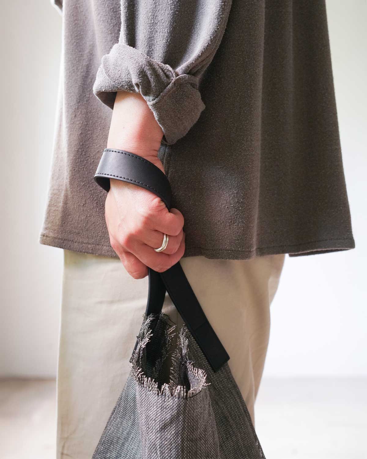 BLACK（肩に掛けるだけではなく手持ちもしやすいユーティリティなバッグです）