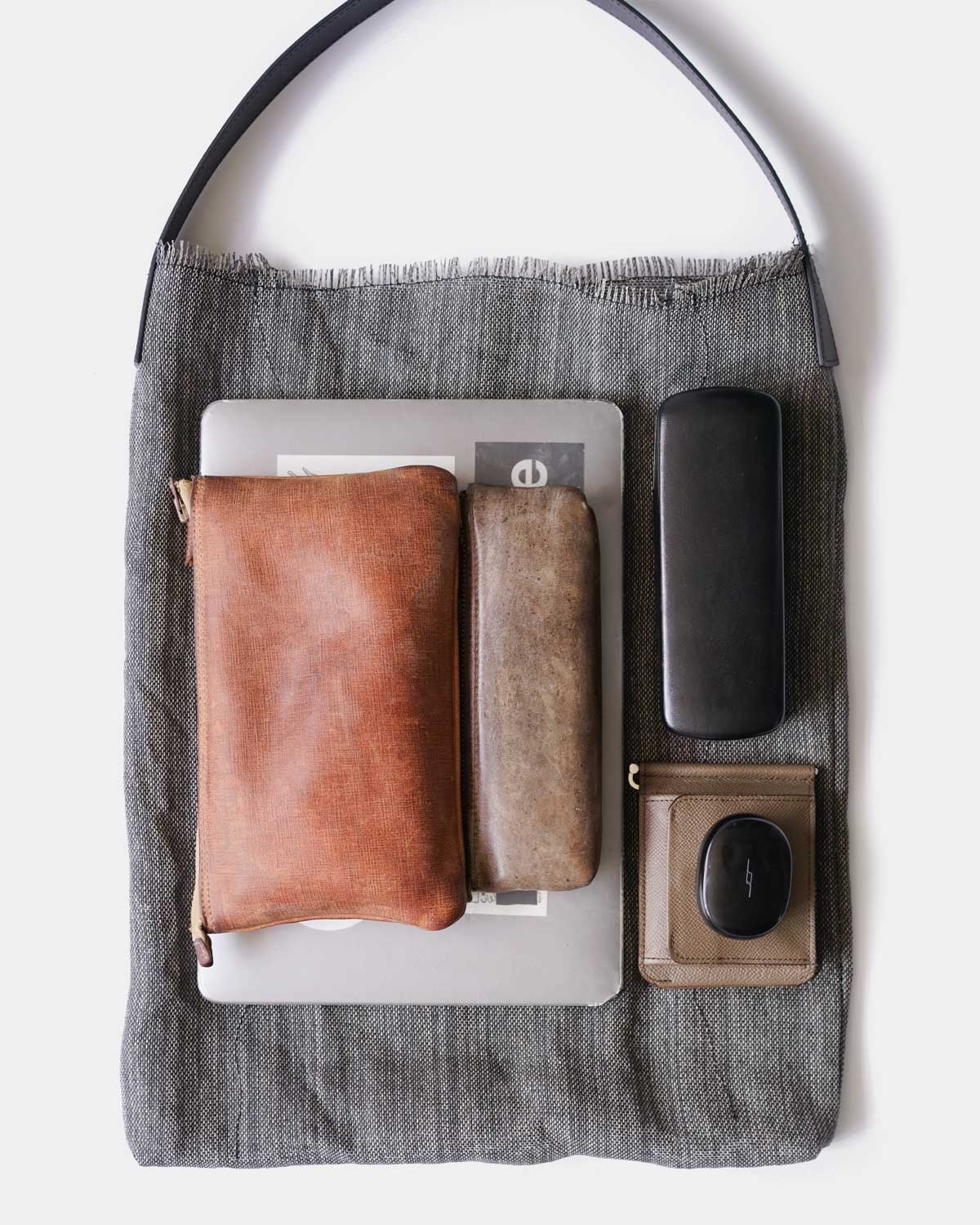 BLACK（A４サイズやPC、小物が十分入るサイズ感です）