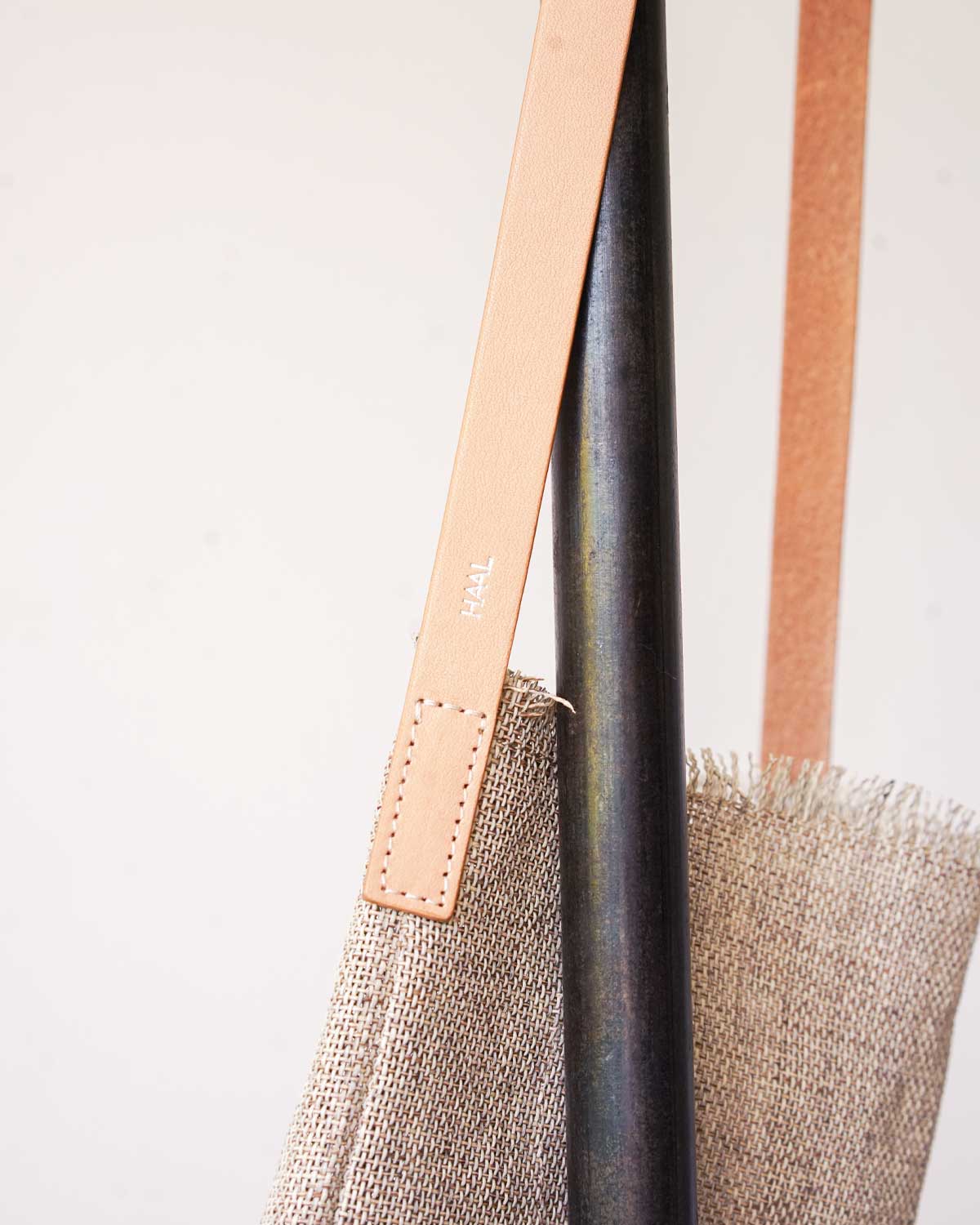 NATURAL（頑丈でしなやかなレザーにシルバーの箔押しがつきます）