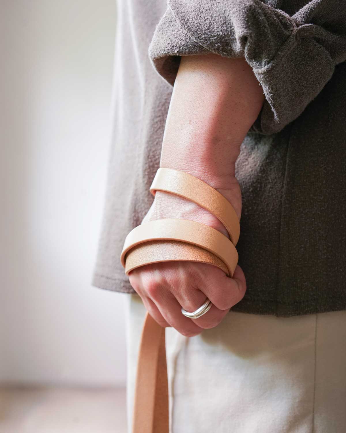 NATURAL（肩に掛けるだけでなく、ぐるっと巻いて手持ちするスタイルもおすすめです）