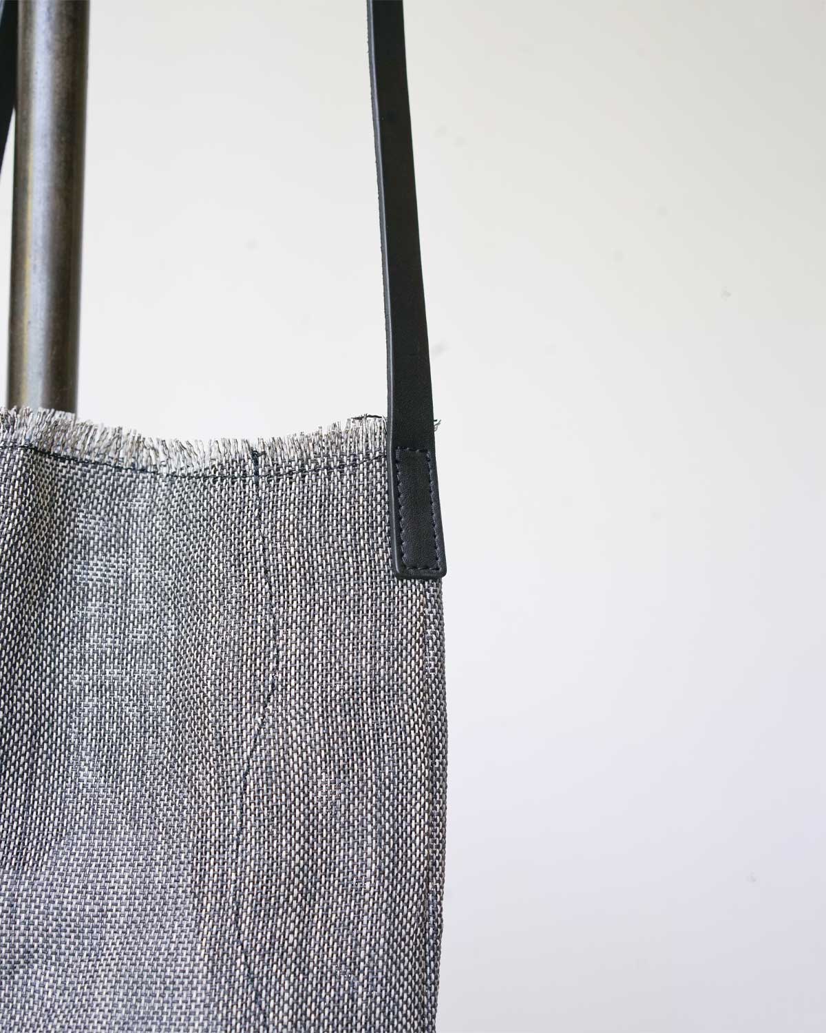 BLACK（切りっぱなしの口部分は素材の風合いを際立たせます）