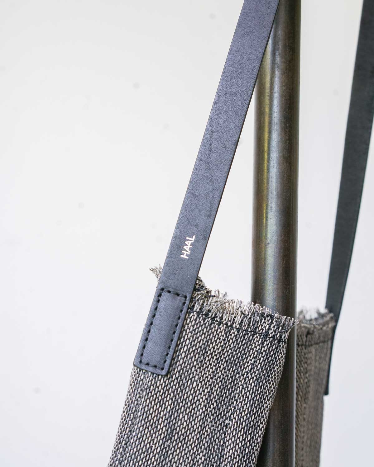 BLACK（シルバーの箔押しと細いながら丈夫なレザーのハンドル）