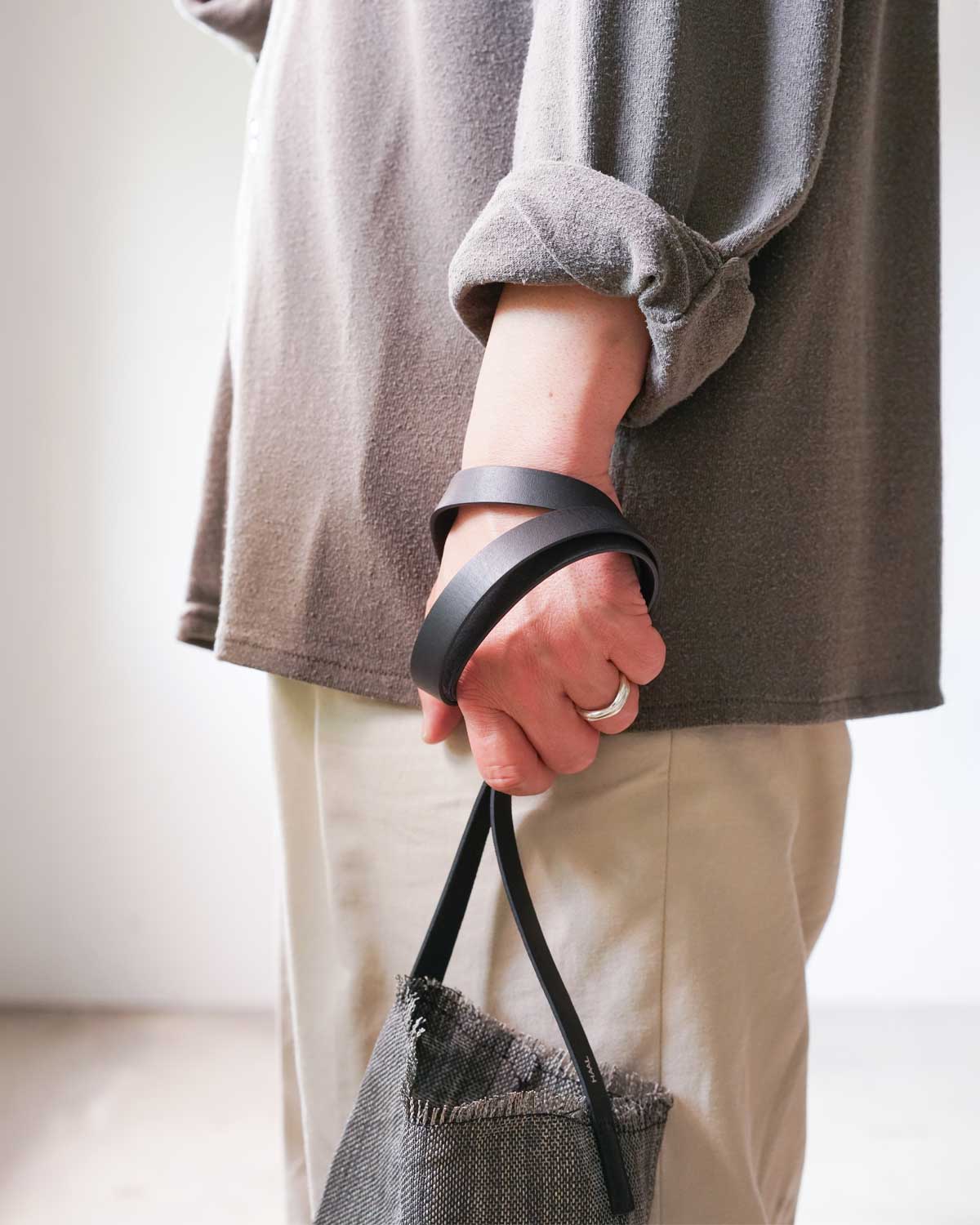 BLACK（手に巻き付けて手持ちするスタイルもおすすめです）