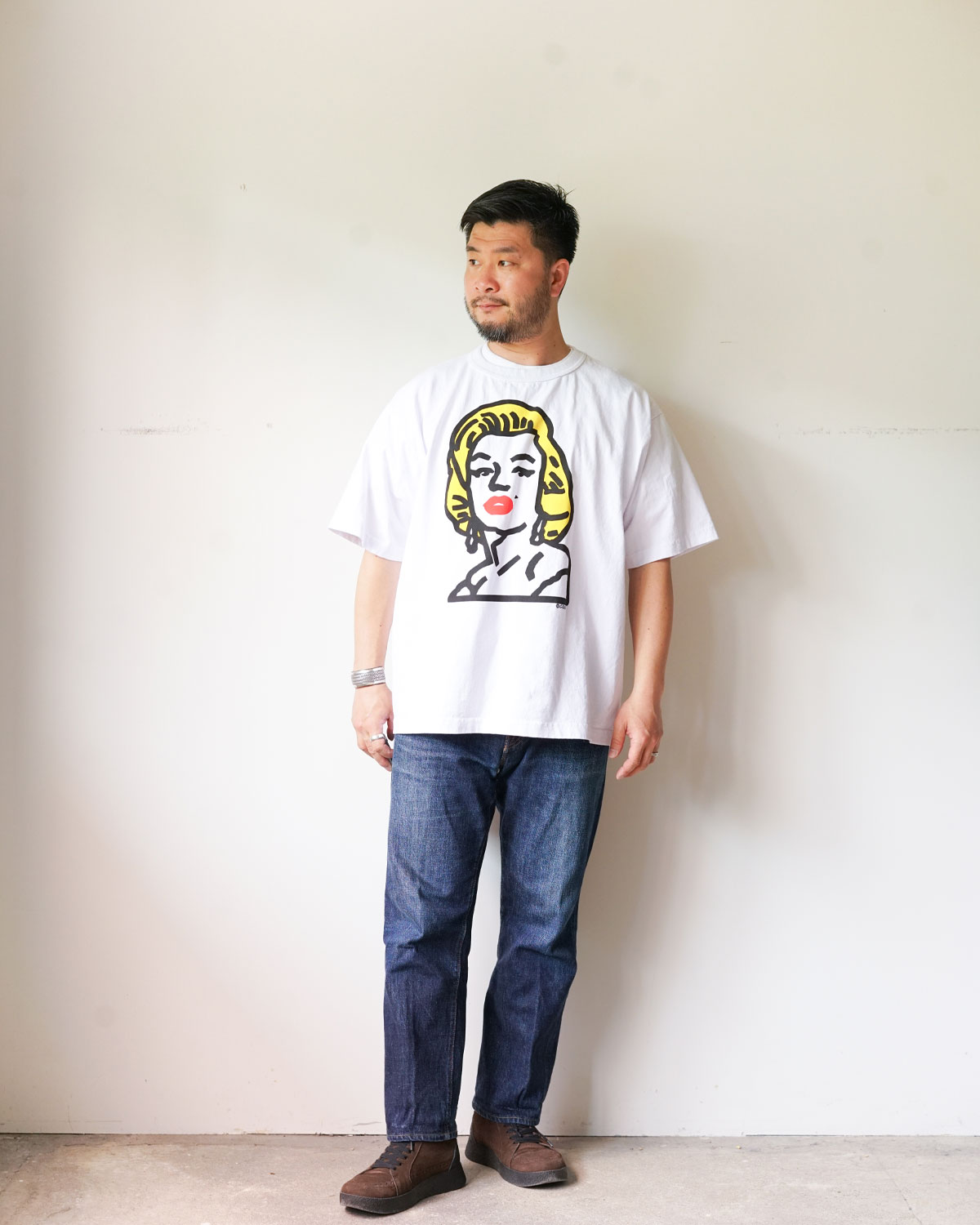white：BLONDE LADY（165cm66kgでLサイズを着用）
