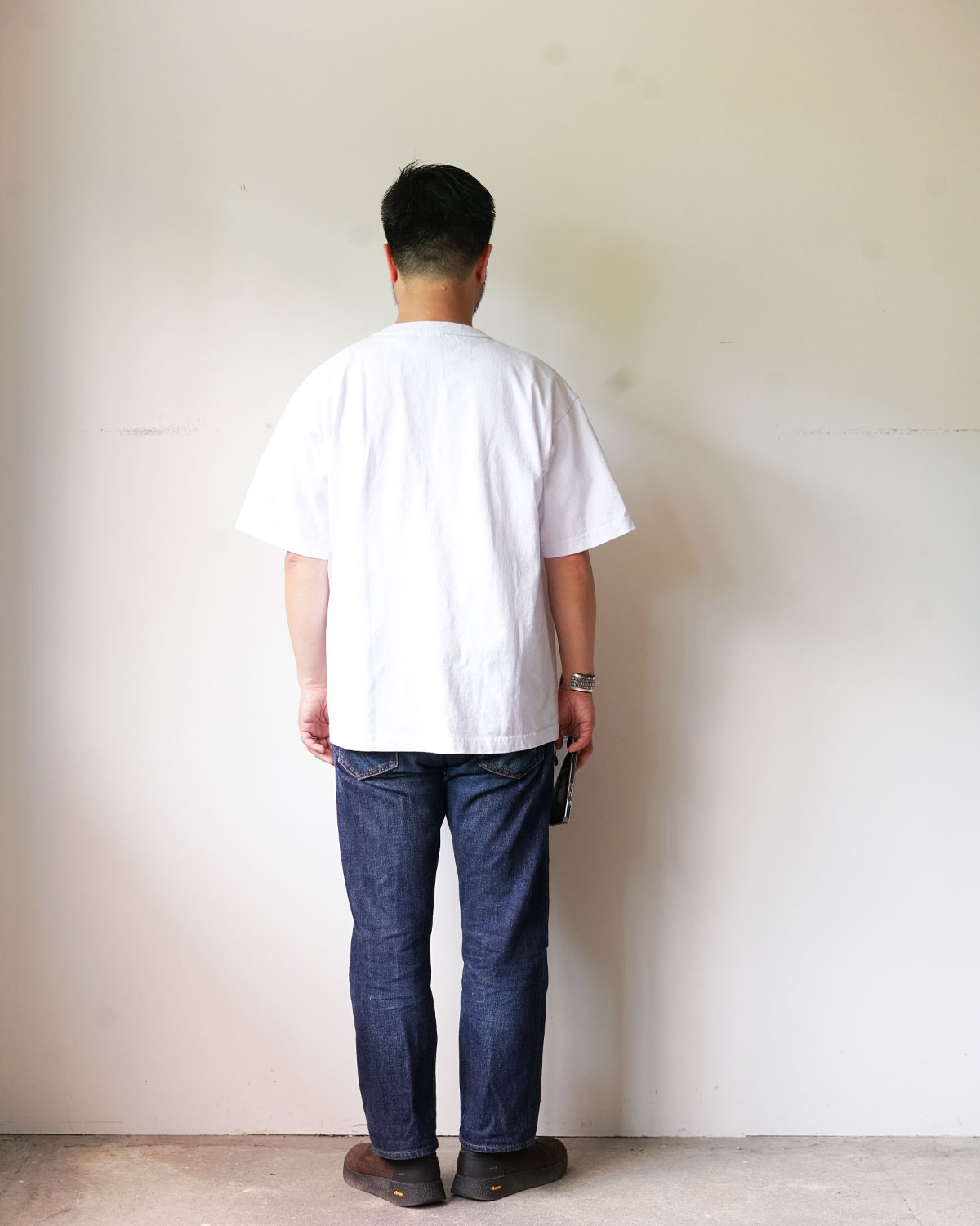 white：BLONDE LADY（165cm66kgでLサイズを着用）