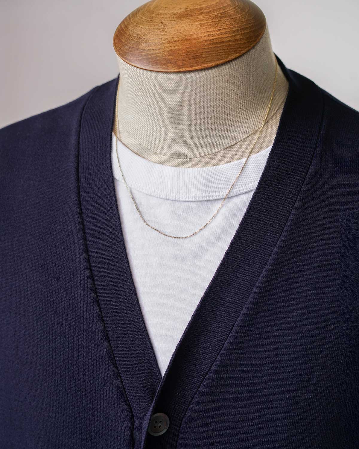 NAVY（程よく開きのあるVゾーンはシャツでもカットソーでも合わせやすいです）