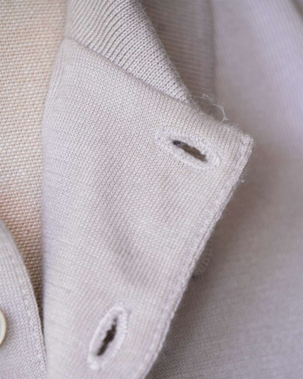 Light Gray（布帛のシャツ同様トップボタンのホールは横です）