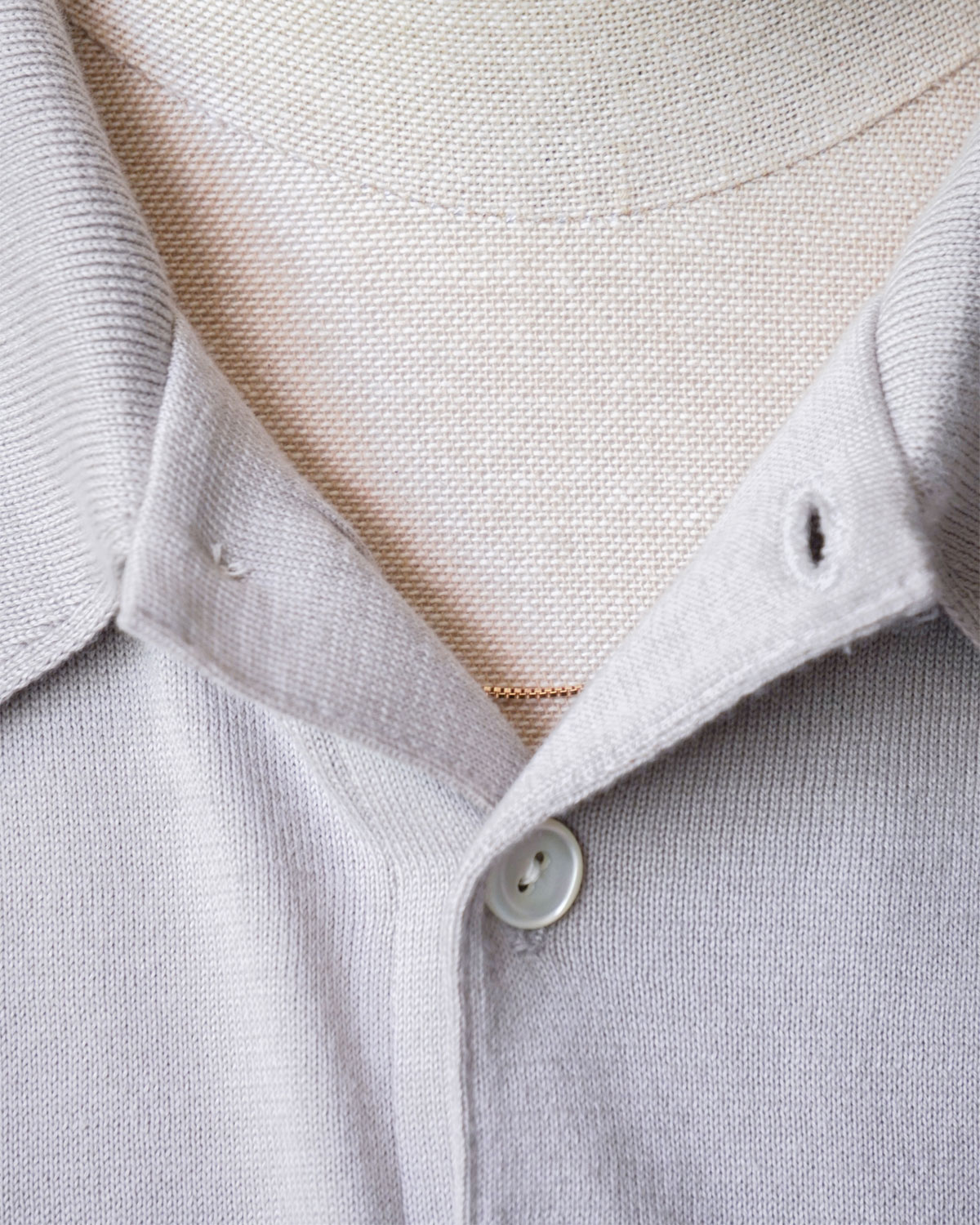 Light Gray（トップボタンを開けるとERAのネックレスLONGもチラッと見えます）