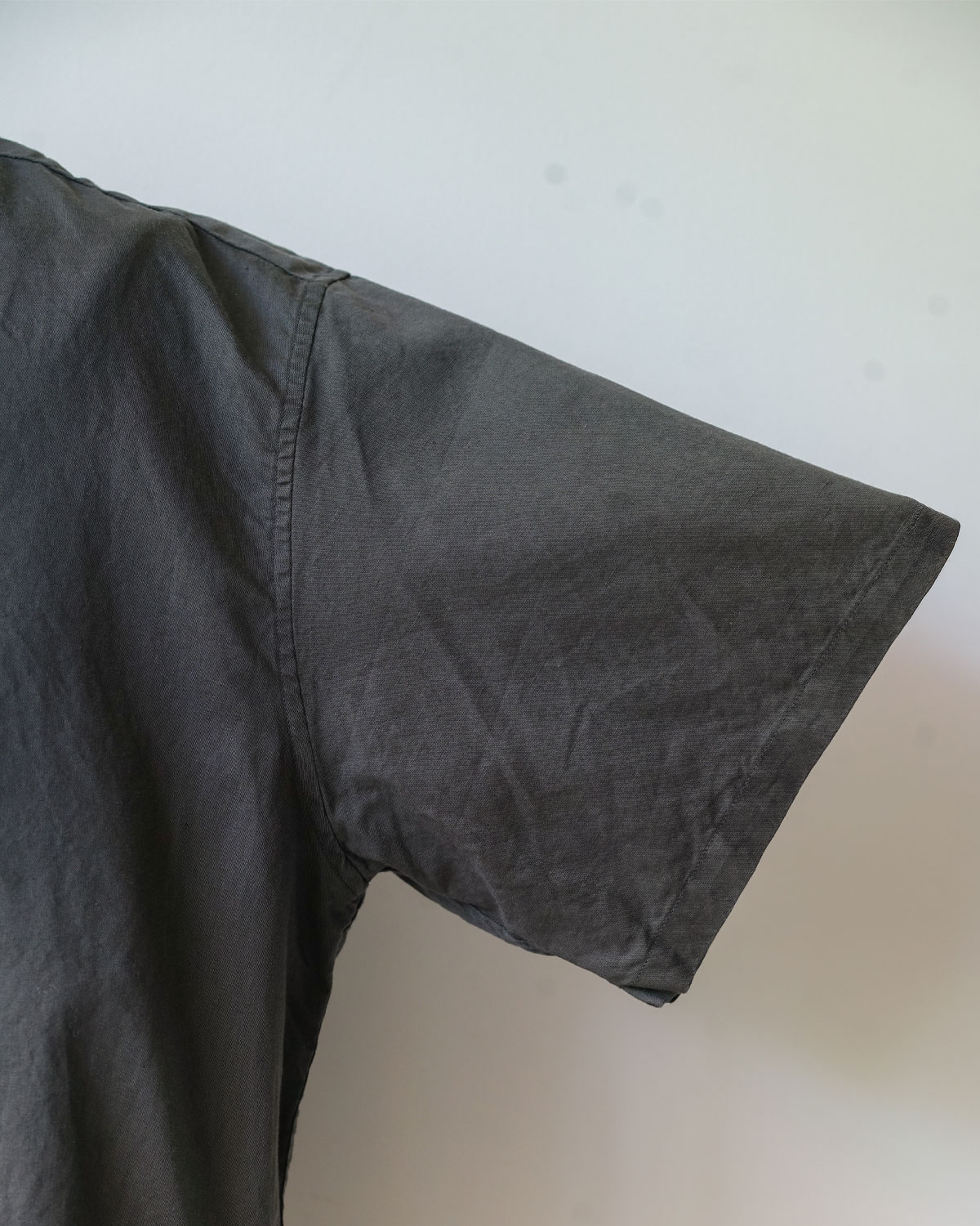 Charcoal Gray（袖の裾幅は２２cmとゆとりがあり風が通ります）