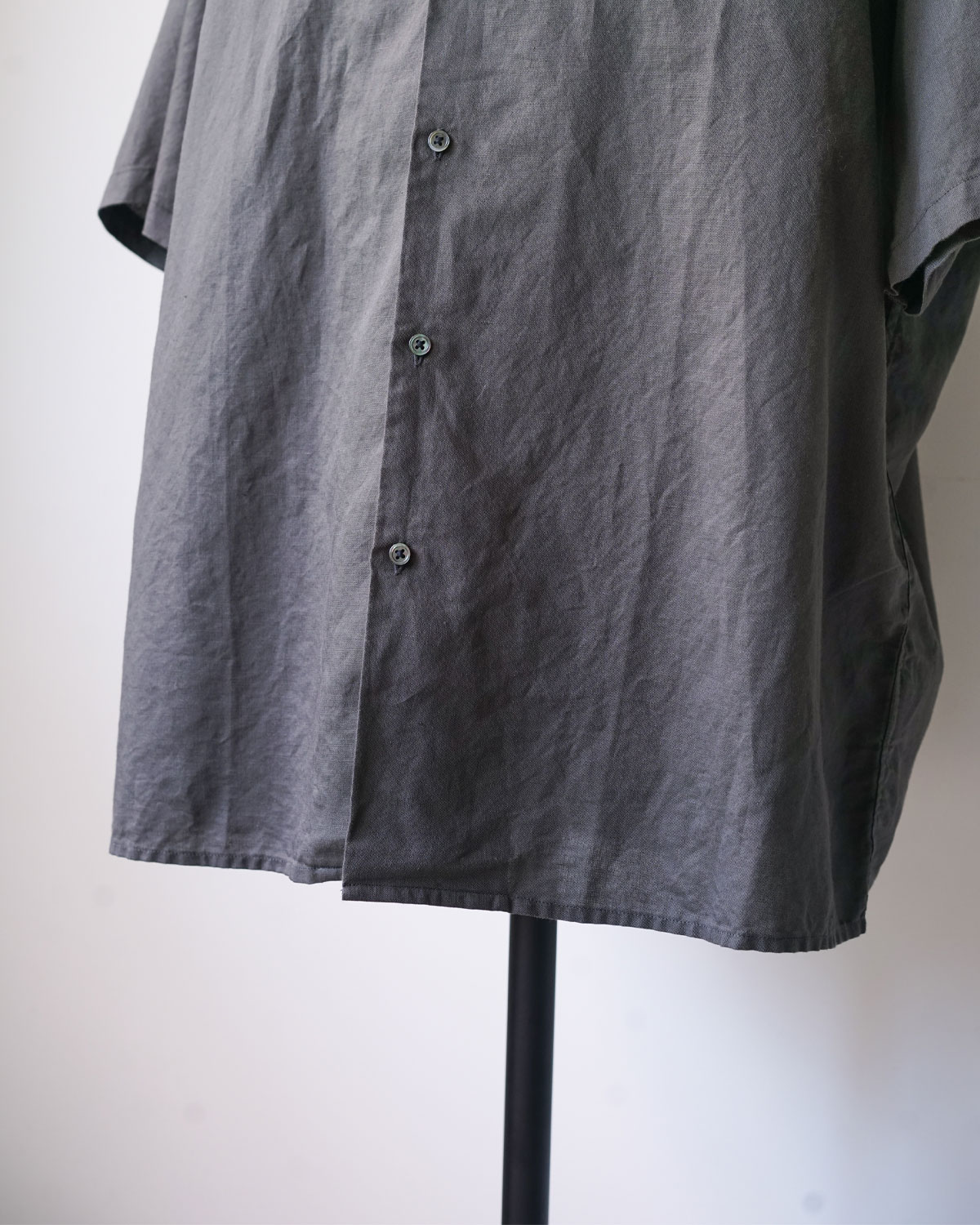 Charcoal Gray（裾はほぼボックスなのでタックインしてもアウトしても着やすいです）