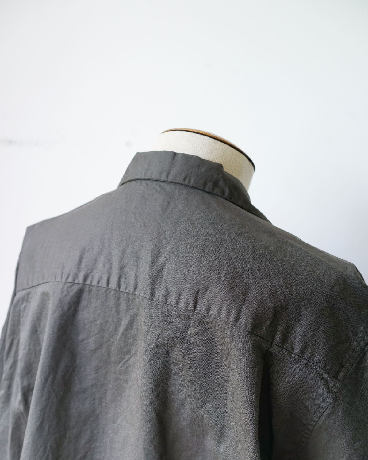Charcoal Gray（ヨークの部分のパッカリングが美しいです）