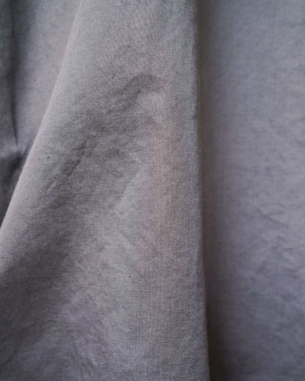 Charcoal Gray（肌離れの良い凹凸にある素材ですが、なめらかで肌あたりが上質です）