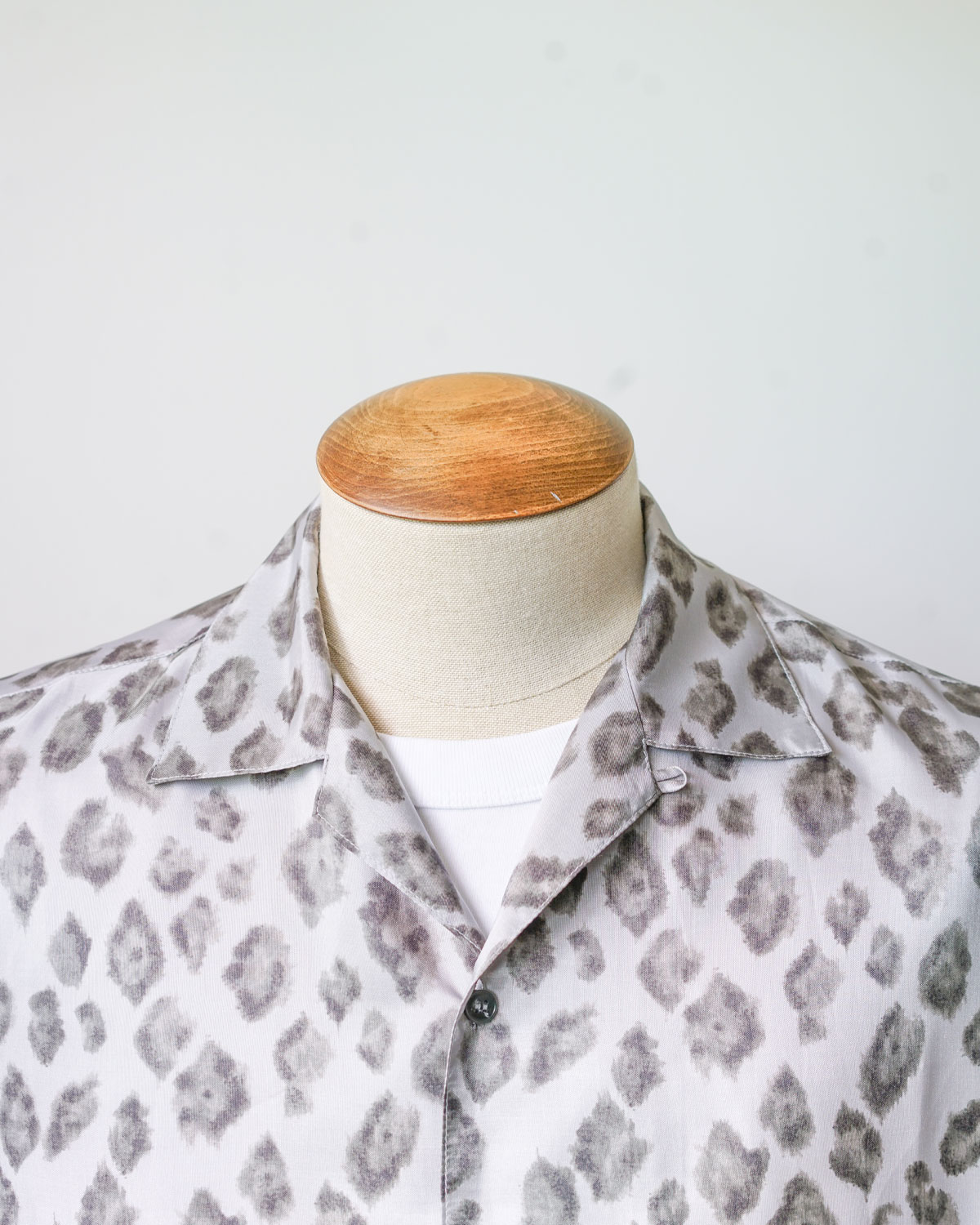 LEOPARD(開放的ながら開きすぎない襟)