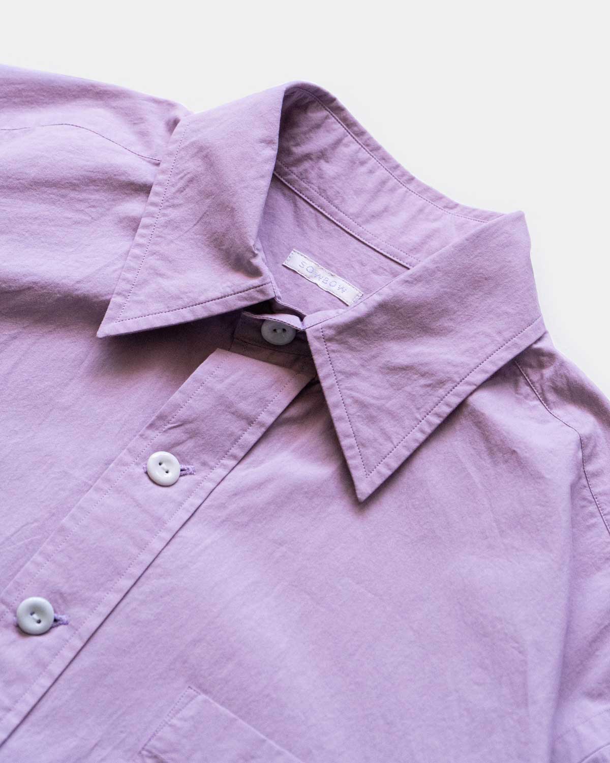 PURPLE（小ぶりなレギュラーカラーはクリーンな印象です）